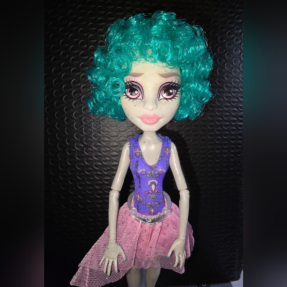 Monster High Rochelle Rerooted Doll - Picture 2 of 5